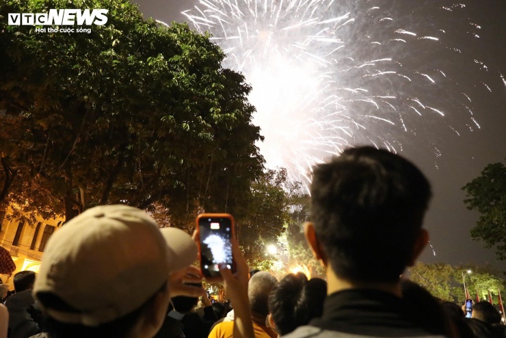 Các đoạn video, hình ảnh được chia sẻ ngay tại chỗ như một cách lưu giữ khoảnh khắc đầu tiên của năm mới.