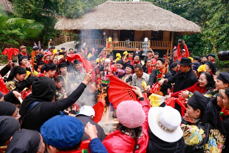 Người dân làng Thái Hải tham gia lễ hội truyền thống. Ảnh: Quỷ Cốc Tử