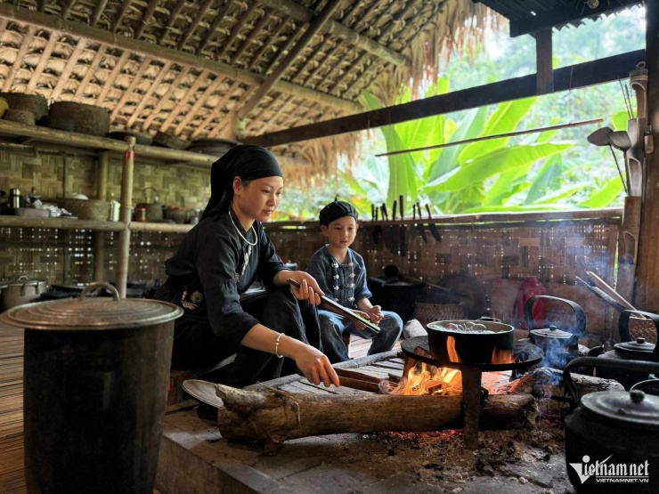 Tới làng, du khách có thể trải nghiệm cuộc sống dân dã, hạnh phúc với người dân. Ảnh: Linh Trang