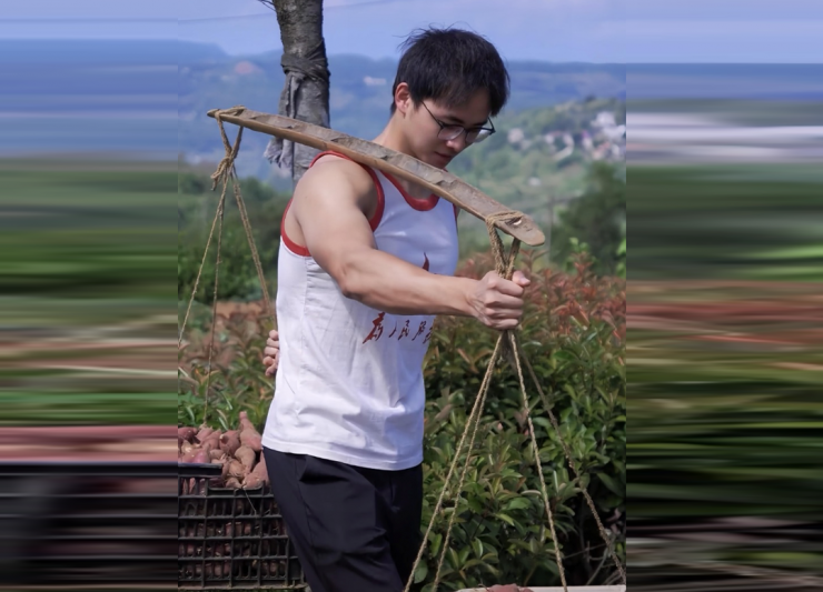 Lâm Tiểu Bạch gây chú ý trên mạng xã hội với các video quảng bá nông sản địa phương, thu hút hàng chục triệu lượt xem. Ảnh: Dayoo News