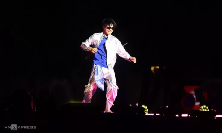 Phương Mỹ Chi "cháy" cùng khán giả qua loạt nhạc phẩm Bài ca Đất phương Nam, Vũ trụ cò bay. Giọng ca Gen Z phối đồ màu sắc, kết hợp vũ đoàn và các hiệu ứng sân khấu như khói, lửa nhằm tạo điểm nhấn cho tiết mục. Video: FC Phương Mỹ Chi