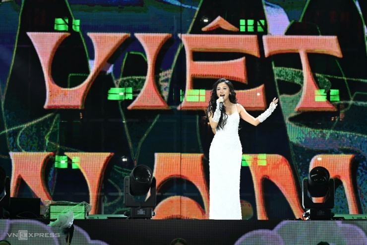Màn trình diễn của Văn Mai Hương tại sự kiện countdown. Video: Nhân vật cung cấp
