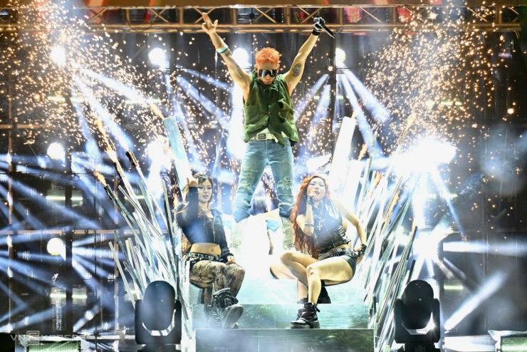 Dàn sao khuấy động sân khấu chào 2026 - 8