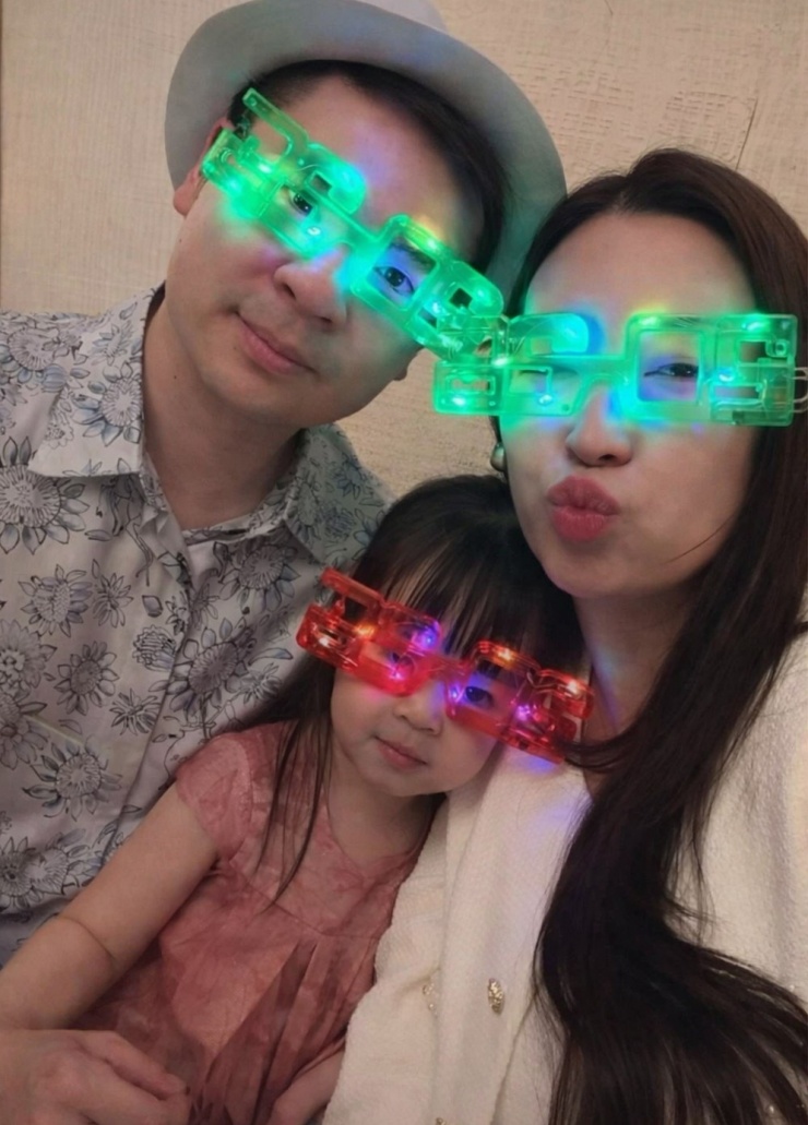 Cả nhà hoa hậu Đỗ Mỹ Linh đeo kính nhấp nháy hình số 2026, mừng năm mới vừa tới.