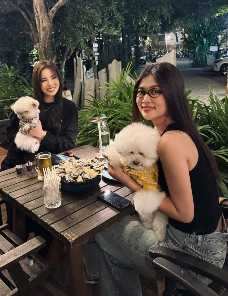 Hai nàng hậu Kỳ Duyên - Đoàn Thiên Ân bế cún cưng, cùng nhau đi ăn tối, chờ giao thừa.