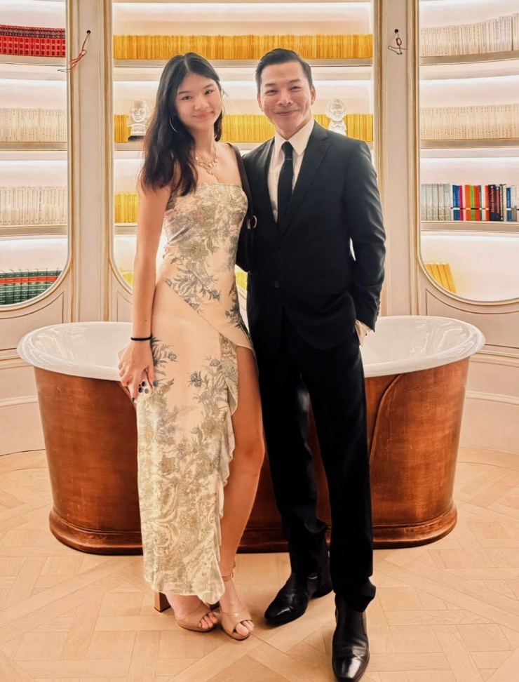 Trần Bảo Sơn bảnh bao bên con gái Devon Bảo Tiên. Diễn viên chúc mọi người một năm mới an lành, thành công và hạnh phúc.