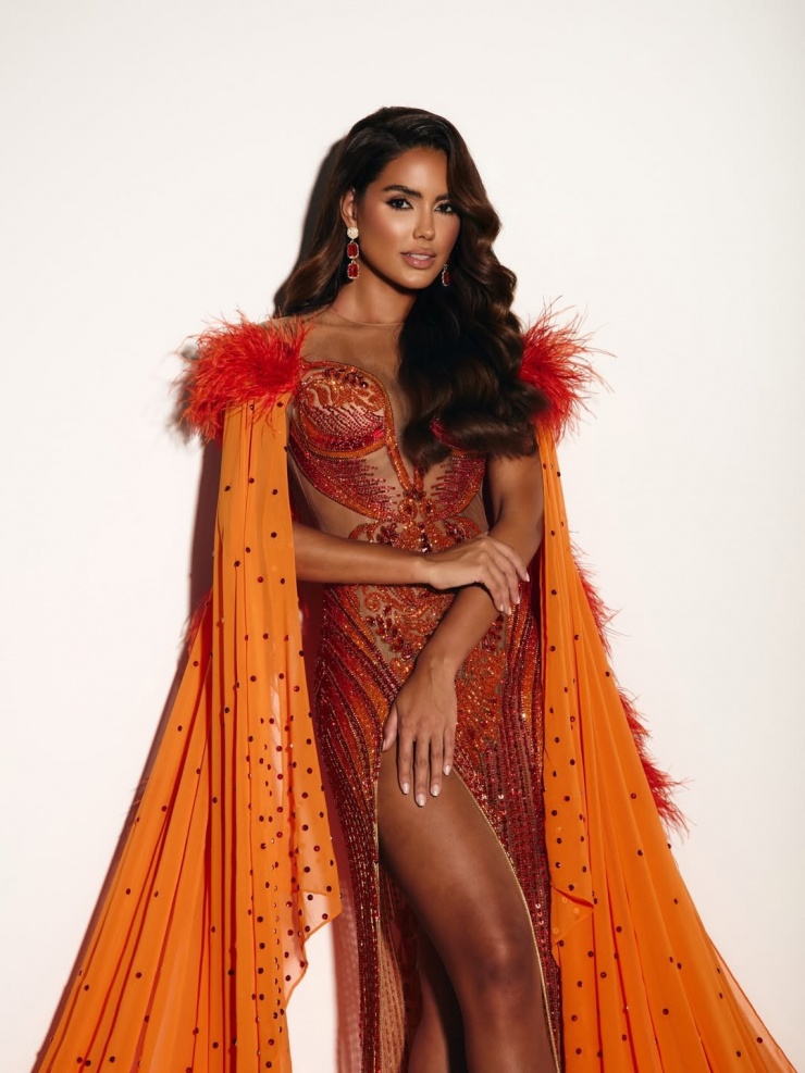 Theo các chuyên trang sắc đẹp, Gabriela Borges mang vẻ đẹp Latin hiện đại với làn da khỏe khoắn, nét mặt hài hòa, ánh mắt sắc.