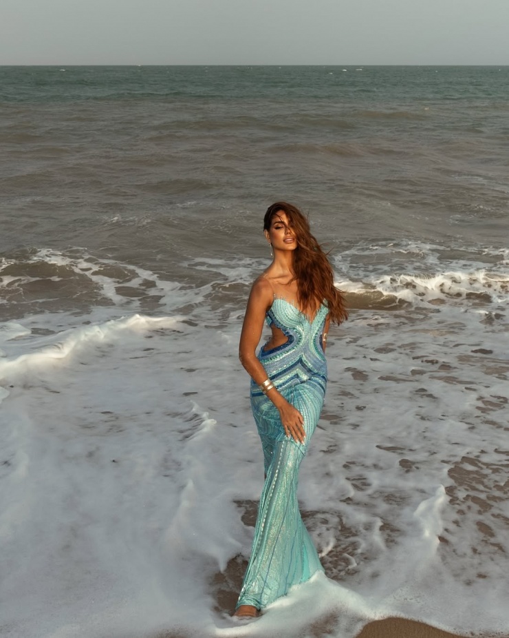 Mỹ nhân chuộng trang phục cắt xẻ, xuyên thấu, đính kết tua rua.