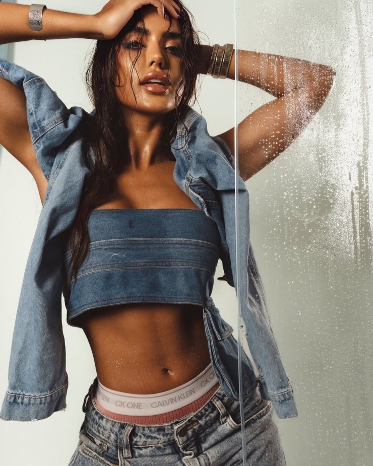 Nhờ sắc vóc nổi trội, Gabriela Borges hợp tác nhiều thương hiệu thời trang.