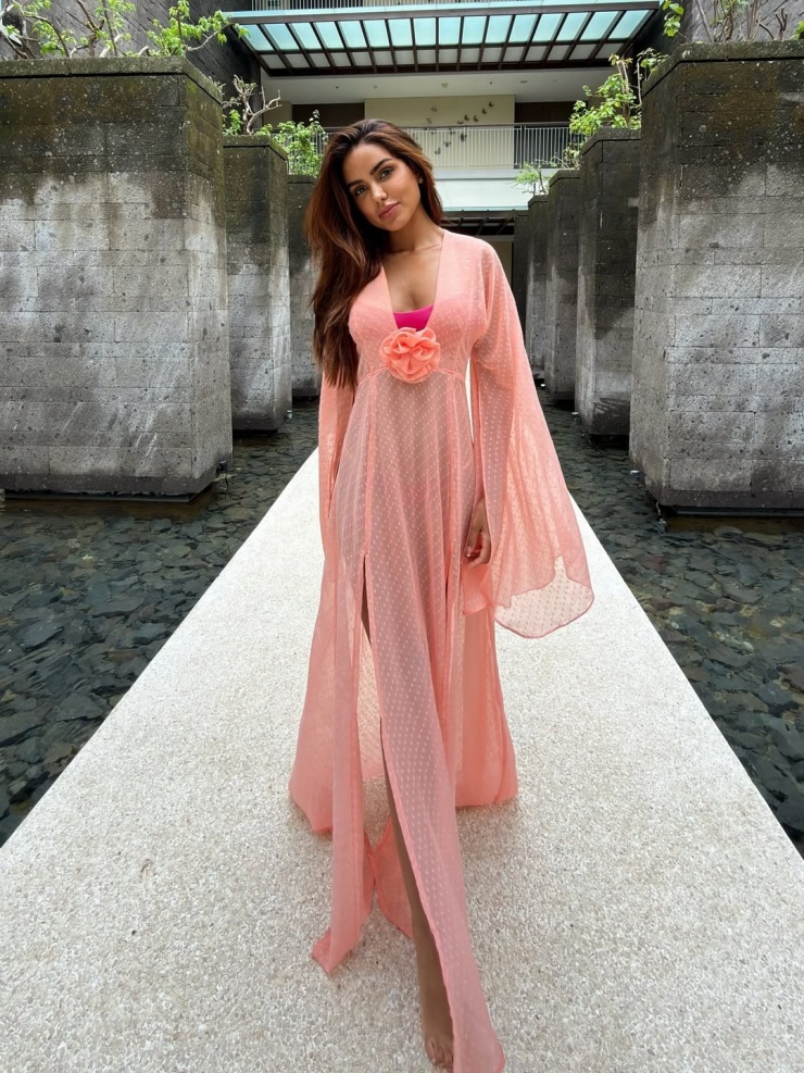 Cô mặc phóng khoáng khi đi du lịch hoặc trong đời thường.