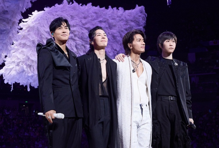 Tuy nhiên, trong lần tụ họp mới nhất, Chu Hiếu Thiên không được mời. Nam ca sĩ A Tín (ngoài cùng bên phải) thay thế anh trên sân khấu.