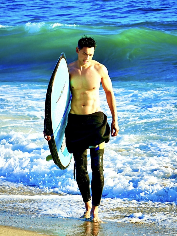 Tháng 7/2025, Trần Hùng Huy đăng bộ ảnh khoe body mừng sinh nhật tuổi 47. Sải bước trên bãi biển sau khi chơi lướt sóng, anh mặc đồ lặn nhưng cởi phần trên, làm nổi bật lợi thế chiều cao và vóc dáng cân đối, vạm vỡ.