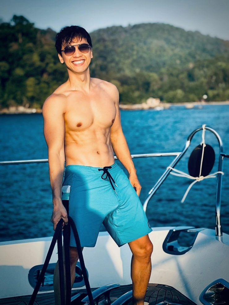 Ba tháng sau, ông bố hai con tiếp tục hút like khi cởi áo trên du thuyền, cho thấy cơ thể cường tráng, nổi rõ 6 múi. Không chỉ đông đảo khán giả khen anh "đẹp như tượng tạc", doanh nhân Cường Đôla và Đỗ Quang Vinh cũng thả tim, bình luận tán dương tấm hình của tiền bối.