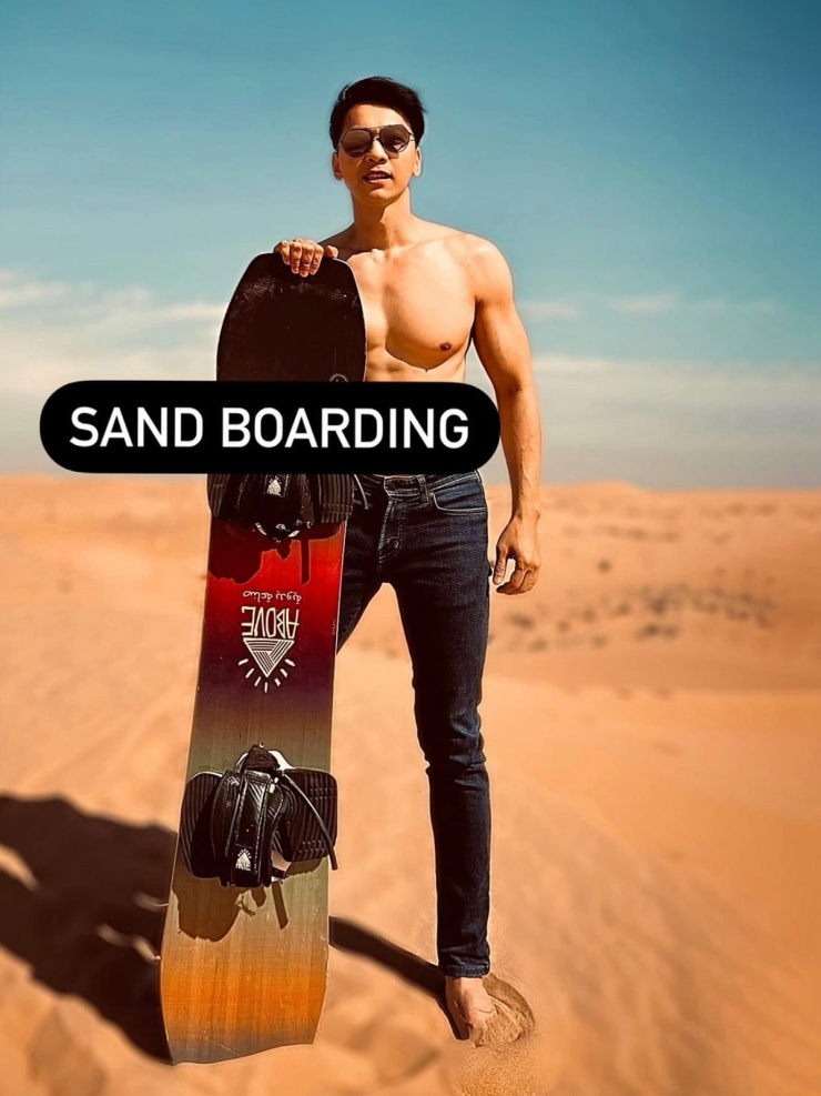 Lãnh đạo ngân hàng được nhận xét trông như thanh niên khi trượt ván trên cát (sand boarding) trong chuyến đi 4 ngày tới Dubai tháng 1/2024.