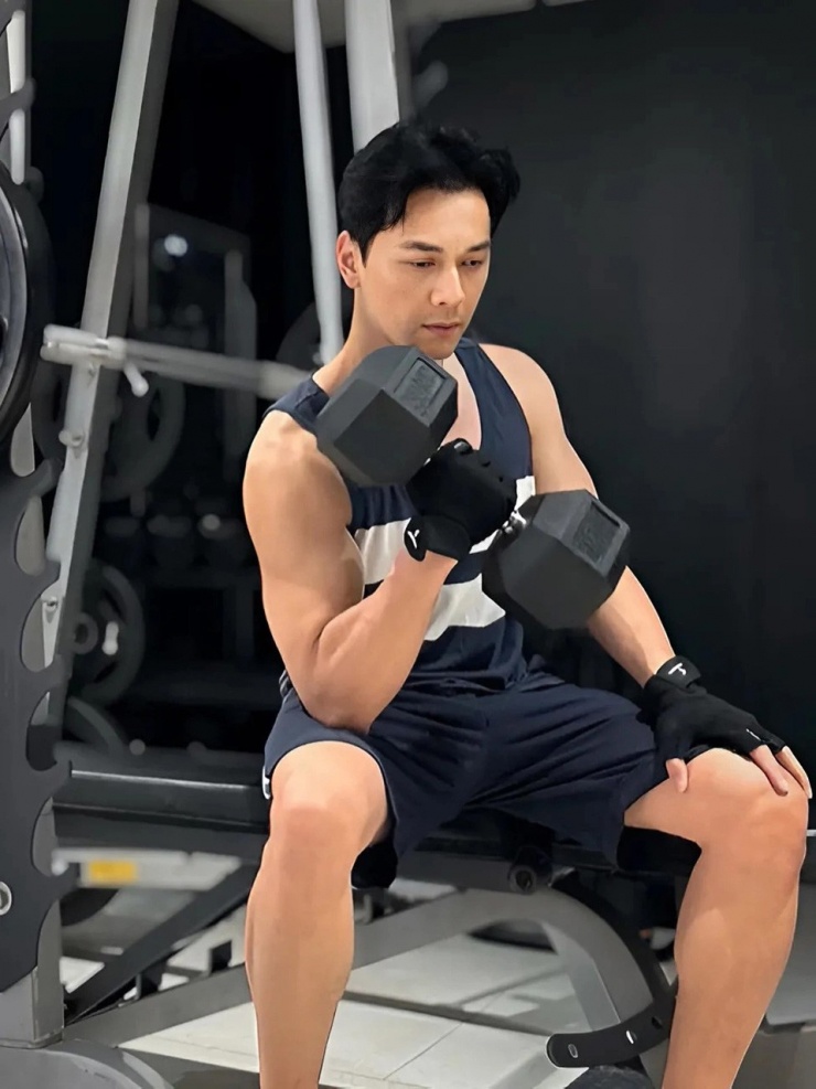 Dù lịch trình làm việc bận rộn, anh vẫn cố gắng sắp xếp thời gian đến phòng gym để rèn luyện sức khỏe và duy trì cơ bắp.