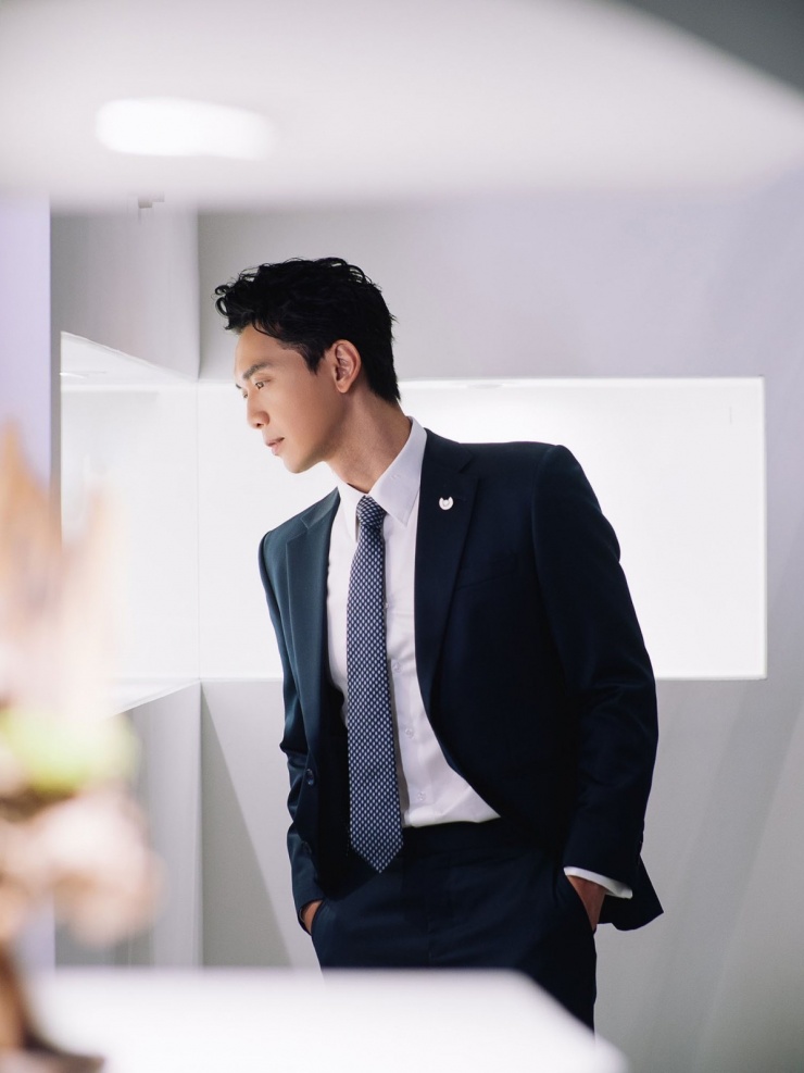 Không chỉ mặc đẹp các kiểu đồ trẻ trung, Hùng Huy còn dễ dàng ghi điểm và tạo nên hình ảnh lịch lãm khi diện suit.