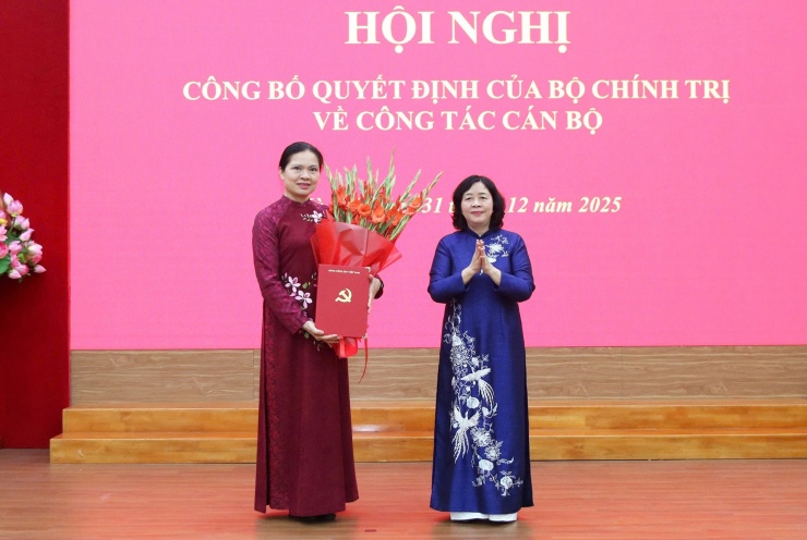 Chủ tịch Ủy ban Trung ương MTTQ Việt Nam Bùi Thị Minh Hoài trao quyết định cho bà Hà Thị Nga. Ảnh: Tiến Đạt