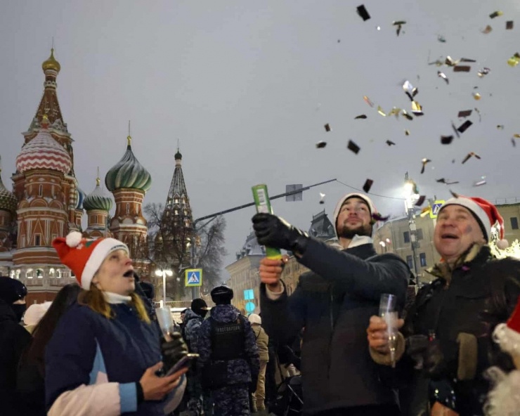 Người dân Mátxcơva chào đón năm mới 2026. (Ảnh: Reuters)