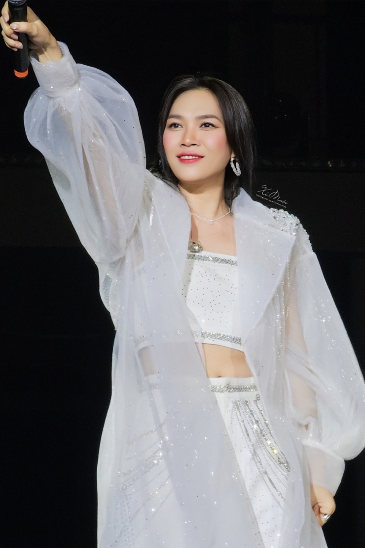 Mỹ Tâm gửi tặng fan bài Chuyện để dành - bản hit gần đây do cô sáng tác. Ca khúc mang thông điệp trân trọng bản thân, sống hết mình cho hiện tại: "Người ta hay cất chiếc áo trong tủ thật lâu/ Chờ ngày đẹp nắng mới khoác áo đi cùng nhau/ Nhưng khi đem ra, thời gian qua, áo đã phai màu/ Những điều đẹp nhất đã bỏ lỡ giờ còn đâu". Ảnh: Hòa Phạm