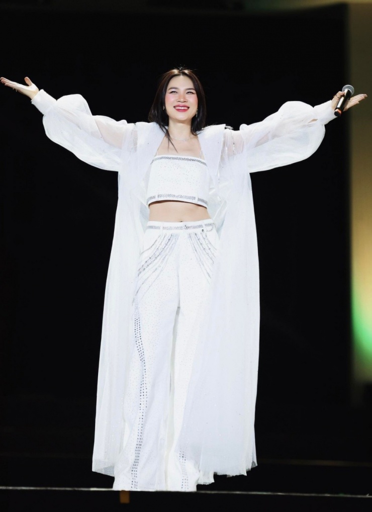 Cô hát kết màn trong đêm bế mạc lễ hội âm nhạc Hozo City Tết Fest, tại công viên bờ sông Sài Gòn. Sau khi khuấy động sân khấu với ca khúc Niềm tin, Vì em đã quá yêu anh, cô cùng MC thực hiện màn đếm ngược (countdown), gửi lời chúc an khang thịnh vượng đến mọi người.