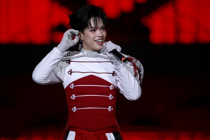 Pháp Kiều chinh phục các fan qua lối trò chuyện hoạt ngôn, cùng nhiều bản rap như Lối đi riêng, Cho em đi, Ba bích. Có lúc, anh giả vờ sân khấu gặp trục trặc về âm thanh, sau đó cho biết đó là ý tưởng để cùng khán giả hát, nhảy vũ điệu gây sốt Cung đàn tình yêu.