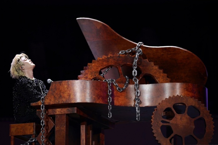 Rhyder trình bày bản ballad đậm chất tự sự - Tiếc cho em, trước khi hâm nóng không khí với bài hit Chịu cách mình nói thua. Vừa hát, anh vừa chạy xuống phía dưới sân khấu giao lưu fan.