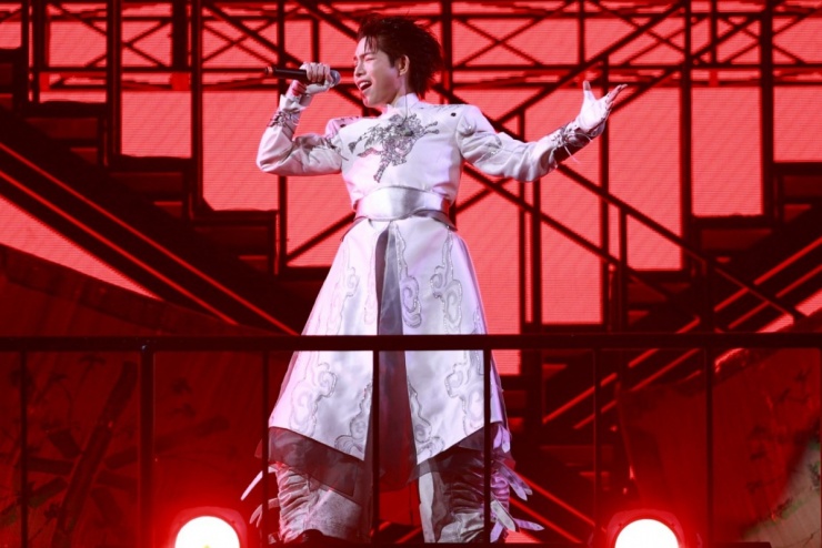 Trước đó, học trò Mỹ Tâm - ca sĩ Đức Phúc - tái hiện Phù Đổng Thiên Vương, phần trình diễn giúp anh đoạt quán quân cuộc thi âm nhạc Intervision ở Nga tháng 9/2025. Anh biểu diễn vũ đạo kết hợp rap cùng vũ công, ngân nốt cao trên nền dubstep (thể loại nhạc điện tử với âm bass nổi bật).