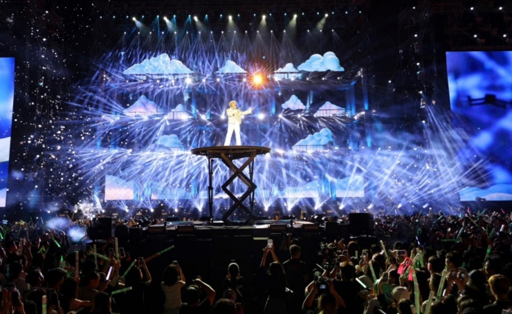 Vũ Cát Tường hát các nhạc phẩm gợi nhớ một thời thanh xuân cùng fan, như Mơ, Vết mưa, Từng là. Sân khấu sử dụng bàn nâng, hỗ trợ nghệ sĩ diễn thăng hoa hơn. Cát Tường nói hai năm qua đón giao thừa ở Hà Nội, do đó háo hức khi được trở lại TP HCM để mừng năm mới cùng bạn bè, người thân. Với ca sĩ, TP HCM là mảnh đất giúp nuôi dưỡng đam mê ca hát, đánh dấu lần đầu bước lên sân khấu lớn trong cuộc thi The Voice 2013. Hát Illusion - ca khúc sáng tác gần đây, Cát Tường nhắn nhủ các fan theo đuổi ước mơ đến cùng.