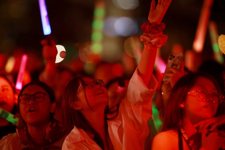 Đa số khán giả nán lại tới 0h để xem các ca sĩ trình diễn, cùng đón năm mới. Nhiều người xem nhận xét chương trình năm nay được đầu tư về khâu sân khấu, mỹ thuật lẫn ánh sáng, âm thanh. Phần đầu đêm nhạc, ban tổ chức dàn dựng nhiều tiết mục đặc trưng về Sài Gòn, thiết kế một mô hình cư xá ba tầng để các nghệ sĩ biểu diễn.