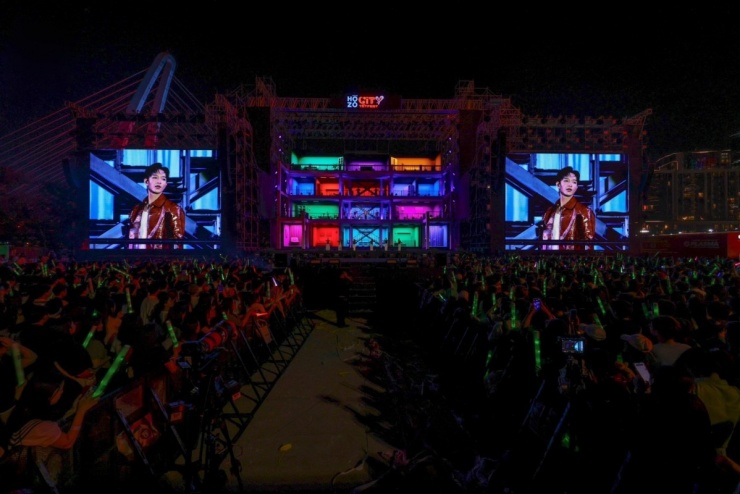 Mỹ Tâm cùng hàng nghìn người đếm ngược đón 2026 - 10