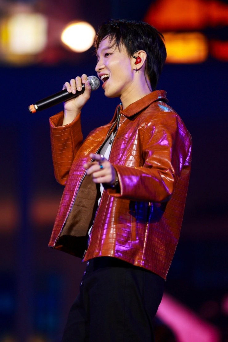 Hoàng Dũng thể hiện các bài Phonecert, Giữ cho anh ngày hôm qua, Bữa tiệc của những giác quan. Anh cho biết 2025 đánh dấu chặng đường 10 năm ca hát, kể từ lần đầu bước lên sân khấu The Voice 2015.