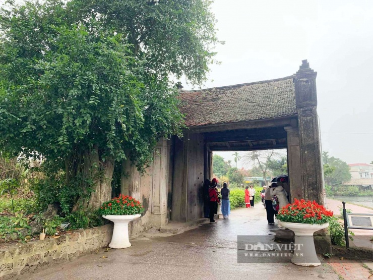 Làng cổ Đường Lâm, thu hút du khách bởi nét đẹp mộc mạc, cổ kính với những ngôi nhà mái ngói rêu phong... (Ảnh: Huy Hoàng)