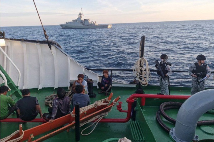 Lực lượng hải quân Thái Lan bắt giữ thủy thủ đoàn của một tàu chở dầu nghi buôn lậu dầu. Ảnh: Hải quân Hoàng gia Thái Lan