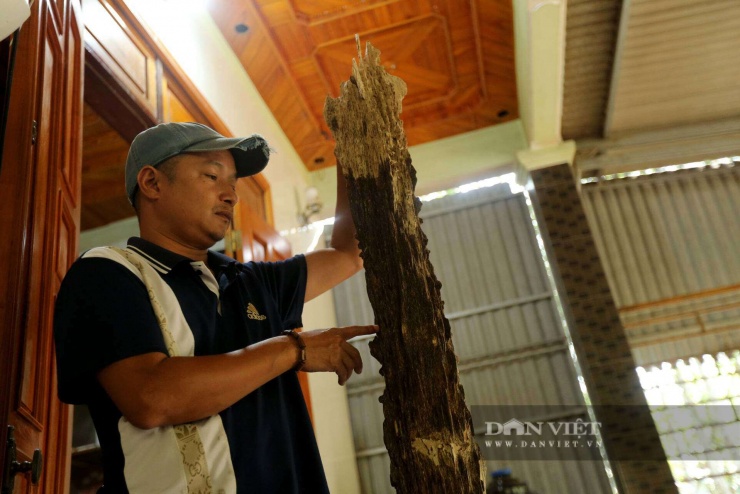 Theo nghệ nhân Trần Hữu Thuật, giá trị của khối trầm tốc bông không chỉ nằm ở trọng lượng hay kích thước, mà quan trọng hơn là sự hài hòa giữa hình khối, vân trầm và hương thơm tự nhiên. Vì vậy, quá trình chế tác được hạn chế tối đa sự can thiệp nhằm giữ nguyên vẻ đẹp vốn có của trầm. Khi hoàn thiện, khối trầm vẫn giữ được nét thô mộc tự nhiên nhưng toát lên sự tinh xảo, xứng đáng là một tác phẩm trầm quý hiếm.