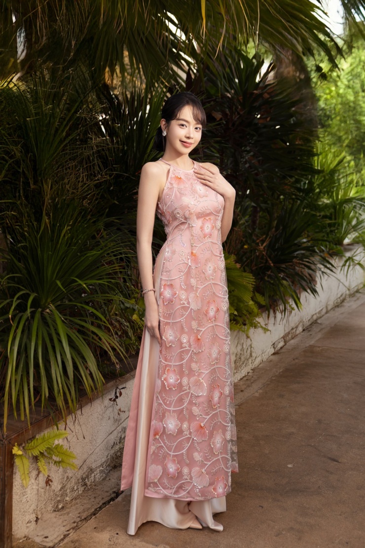 Thanh Thủy, Lương Thùy Linh diện áo dài đón năm 2026 - 1