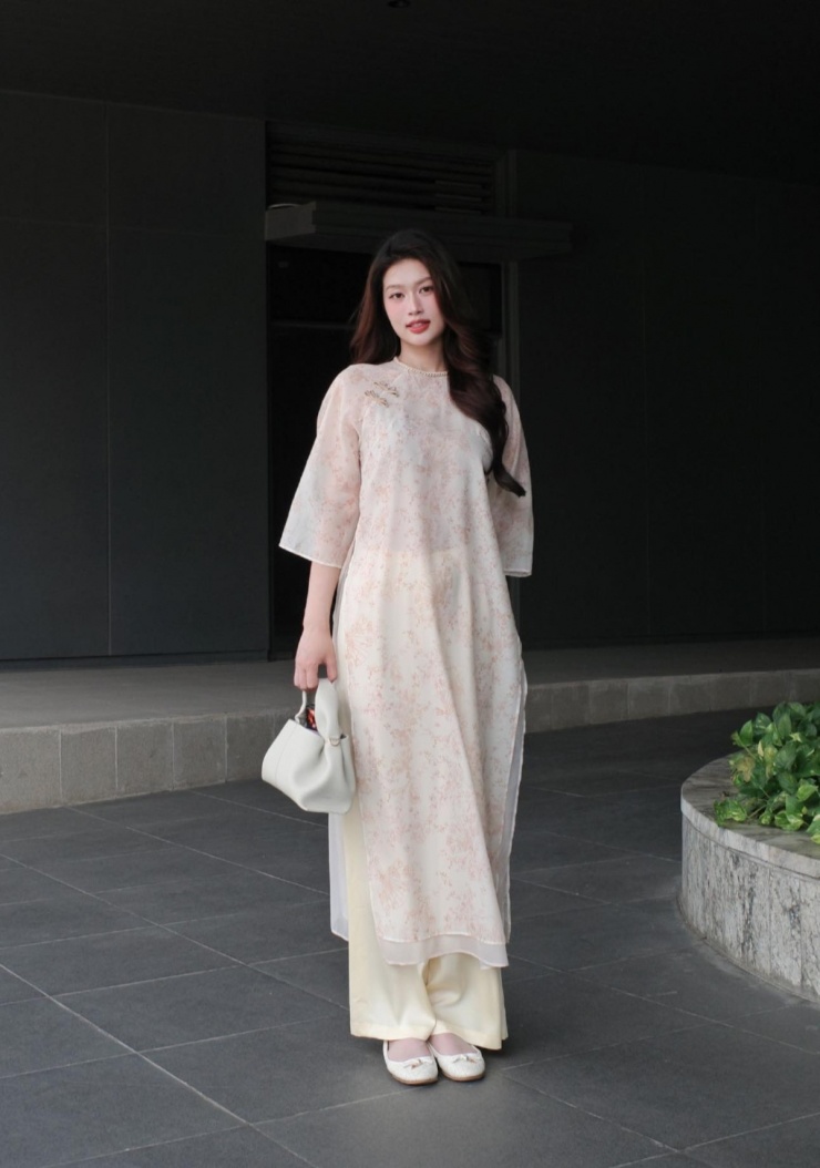 Thanh Thủy, Lương Thùy Linh diện áo dài đón năm 2026 - 3