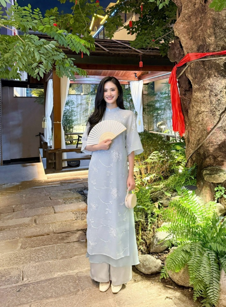 Thanh Thủy, Lương Thùy Linh diện áo dài đón năm 2026 - 6