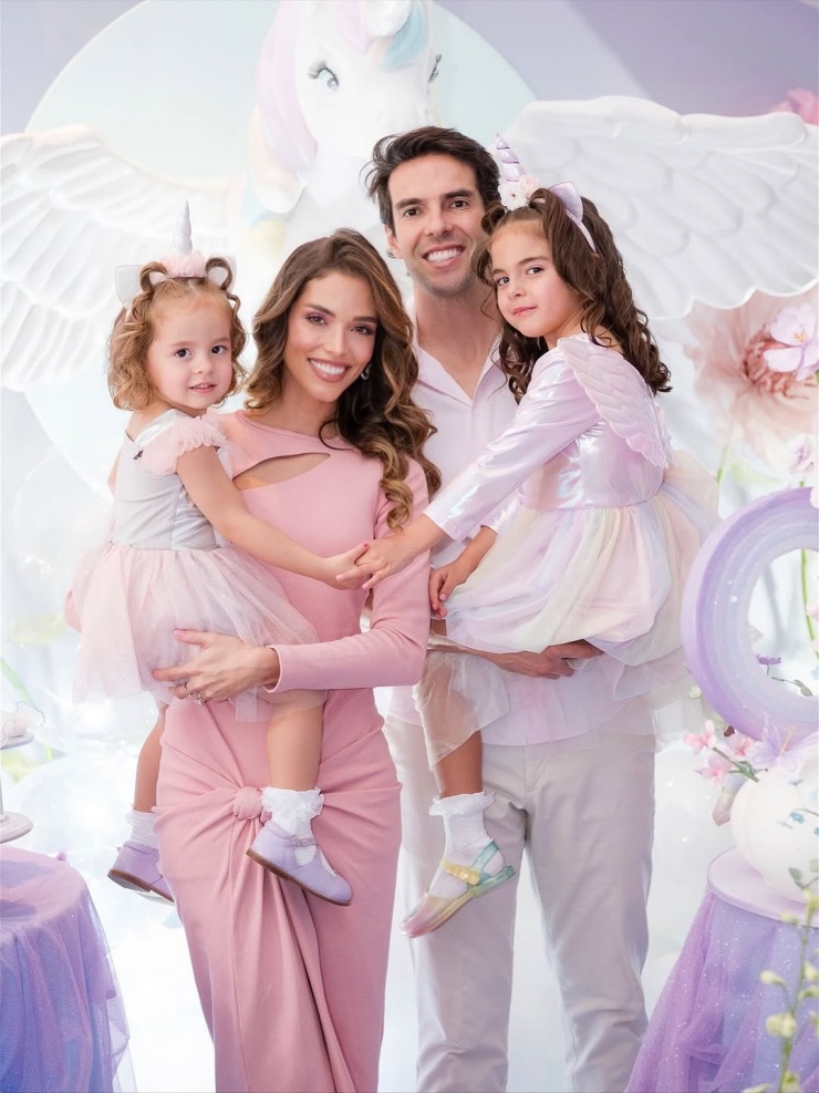 Cựu danh thủ Kaka bén duyên người mẫu đồng hương Brazil hồi 2016, kết hôn ba năm sau đó, lần lượt đón con gái Esther (5 tuổi), Sarah (hơn 2 tuổi). Trước đó, anh có cuộc hôn nhân 10 năm với người mẫu kiêm doanh nhân Caroline Celico.