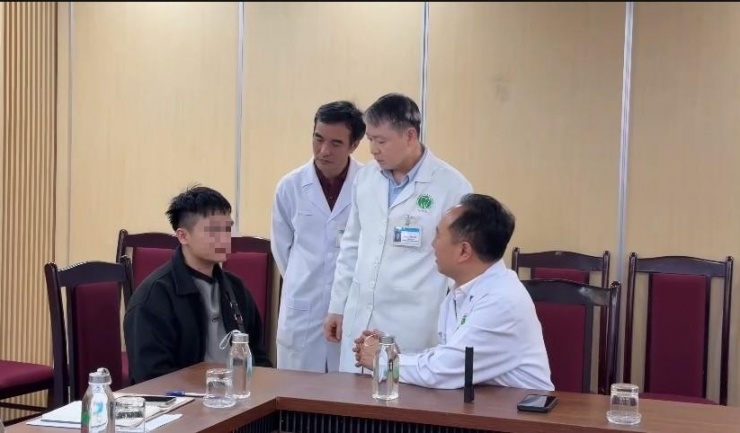 Các y bác sĩ thăm khám, hội chẩn trường hợp bệnh nhân bị chấn thương sọ não và chấn thương hàm mặt cách đây 1,5 năm.