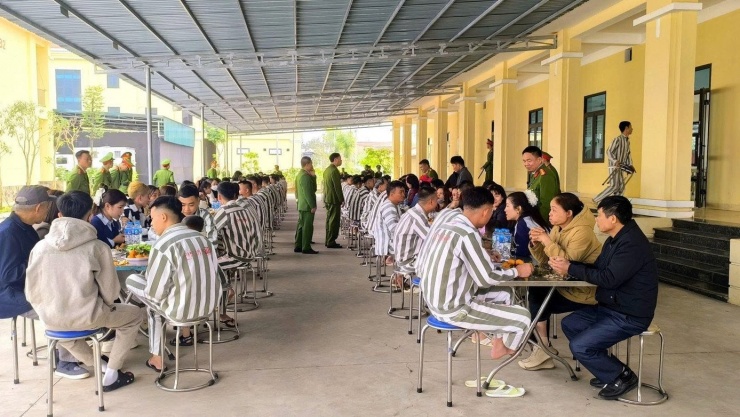 Các phạm nhân và người thân có cuộc gặp mặt đặc biệt vào cuối năm. Ảnh: Cổng thông tin Công an tỉnh Bắc Ninh.