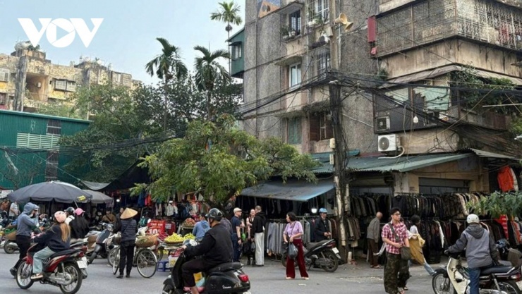 Chợ đồ si Đông Tác vào buổi chiều. (Ảnh: Nhã Linh)