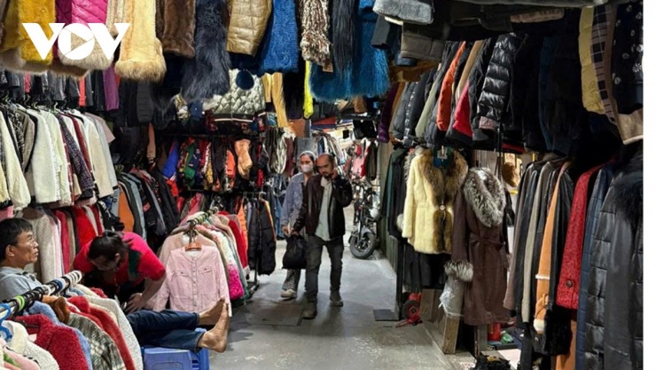 Người mua ở chợ. (Ảnh: Nhã Linh)