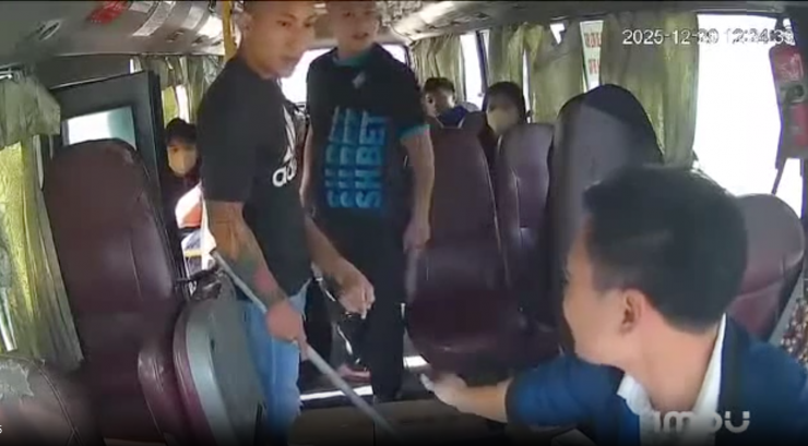 Nhóm đối tượng mang theo ống tuýp sắt lên đe dọa tài xế và nhân viên bán xe buýt khiến dư luận phẫn nộ.