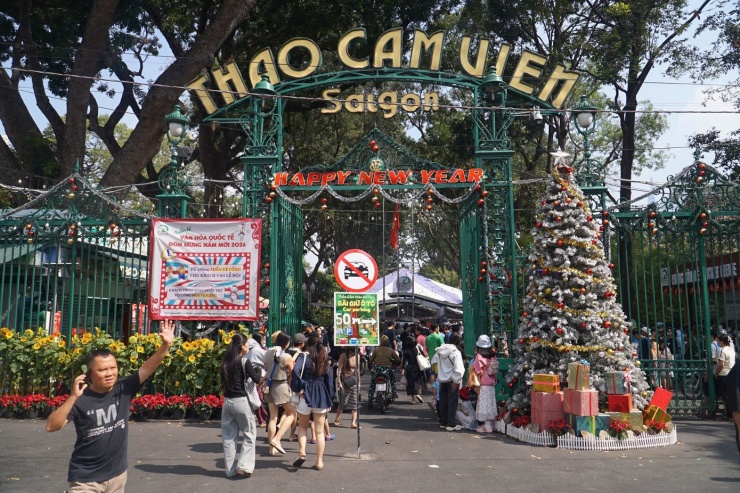 Ngày đầu năm mới (1/1), Thảo Cầm Viên Sài Gòn và Khu du lịch văn hóa Suối Tiên đã đón hàng nghìn lượt người dân, du khách đến vui chơi, tham quan.