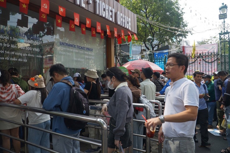 Còn anh Trần Minh Tuấn (ngụ phường Chợ Quán) cho hay năm nào gia đình anh cũng ghé Thảo Cầm Viên dịp Tết Dương lịch 2026. “Mỗi năm đều có thêm hoạt động mới, đông nhưng không quá ngột ngạt. Đi chơi đầu năm ở đây tạo cảm giác nhẹ nhàng, nhiều năng lượng tích cực,” anh Tuấn nói.