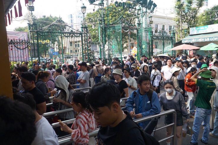 Có mặt tại Thảo Cầm Viên Sài Gòn, chị Nguyễn Thị Hồng (ngụ phường Lái Thiêu) cho biết gia đình chị chọn nơi đây làm điểm du xuân đầu năm vì không gian xanh mát, phù hợp cho cả người lớn lẫn trẻ nhỏ. “Ngày đầu năm, tôi muốn đưa các con đi chơi ở nơi vừa vui vừa gần gũi thiên nhiên. Không khí ở đây rất thoải mái, lại có nhiều hoạt động cho trẻ em,” chị Hồng nói.