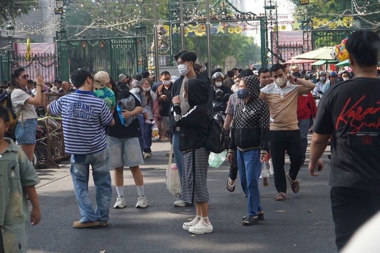 Điểm nhấn của lễ hội là chuỗi tiết mục ca múa nhạc mang màu sắc quốc tế như múa truyền thống Lào, trình diễn K-Pop, J-Pop, lễ hội hóa trang và cuộc thi Cosplay Runway. Bên cạnh đó là các hoạt động trải nghiệm như nặn tò he, làm đầu lân mini, viết thư pháp, vẽ henna Ấn Độ, thưởng trà Cung đình Huế. Không gian ẩm thực với hơn 80 gian hàng cũng hứa hẹn mang đến hành trình khám phá ẩm thực từ Âu – Mỹ, châu Á đến các món Việt Nam đặc trưng.