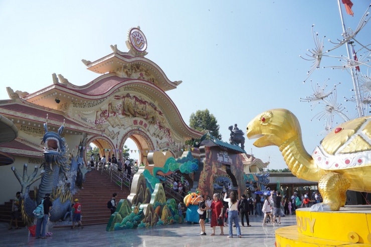 Trong khi đó, Khu du lịch văn hóa Suối Tiên cũng ghi nhận lượng khách tăng mạnh trong ngày đầu năm. Đại diện Suối Tiên cho biết, dịp Tết Dương lịch 2026, khu du lịch triển khai nhiều chương trình văn hóa – ẩm thực và ưu đãi hấp dẫn, nổi bật là giảm 20% vé tắm Biển Tiên Đồng khi mua vé Cổng Kỳ Quan qua website chính thức, áp dụng từ 19/12 đến 4/1.