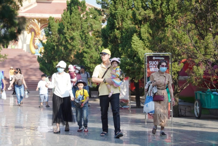 Du khách tham gia khu trò chơi thể chất với mô hình pháo dài 40 m còn có cơ hội nhận quà phiên bản giới hạn, góp phần mang đến không khí vui tươi, sôi động trong những ngày đầu năm mới.