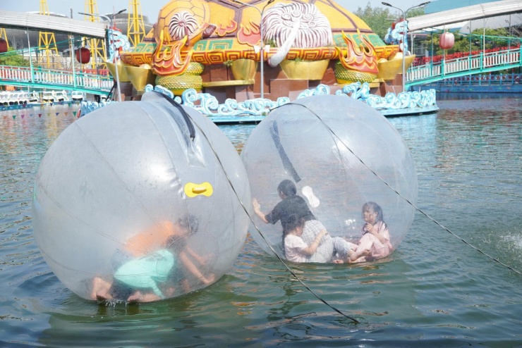 Chị Lê Thị Ngọc Mai (phường Thủ Đức) bày tỏ, gia đình chị chọn Suối Tiên làm điểm vui chơi đầu năm vì có nhiều hoạt động phù hợp cho cả người lớn lẫn trẻ em. “Các bé rất thích xem biểu diễn và tham gia trò chơi, giá vé lại đang được ưu đãi nên gia đình tôi rất thoải mái,” chị Mai nói.